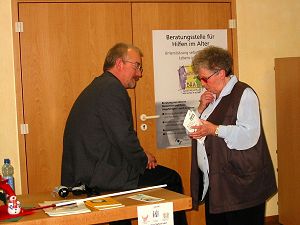 Herr Schmidt im Informationsgespraech mit Frau Link